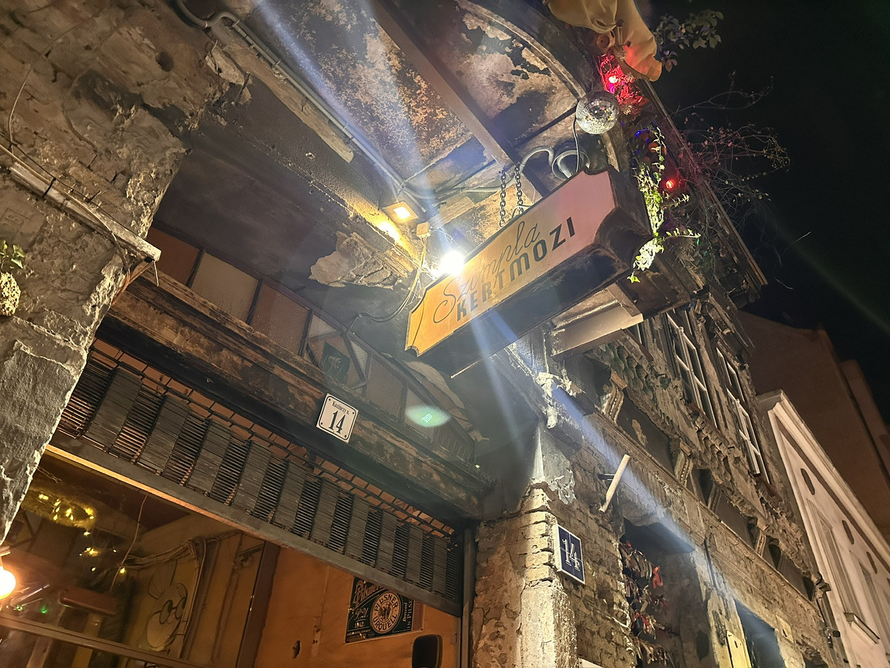 Szimpla Kert｜シンプラ・ケルト｜ブダペストの“廃墟バー”元祖 