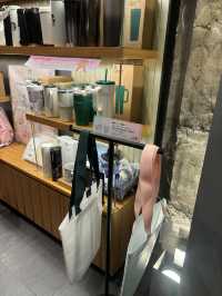 元劇場だった大きなスターバックス