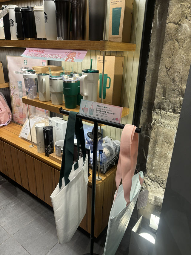 元劇場だった大きなスターバックス