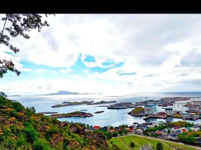  羅浮敦群島主要是以三個大島與周遭小島形成。