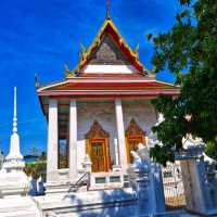 ไหว้พระปางปาลิไลยก์ แล้วชมจิตรกรรมฝาผนัง