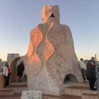 【スペイン/バルセロナ】波打つ壁が描き出す   ガウディ建築の極み「カサ・ミラ」