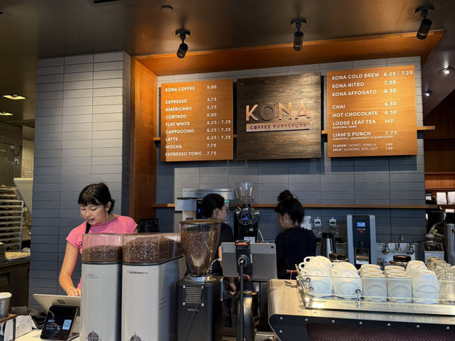 朝から行列なコナコーヒーへ！
