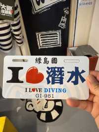 綠島大哥故事館，不只是眼睛的旅行，更是心情的散步。你在陽光與海浪之間，遇見一個又一個島嶼的幽默靈魂。如果說綠島是個神祕又自由的海島，那麼，大哥故事館，就是這座島上最會說故事的靈魂玩家。別忘了帶走一樣文