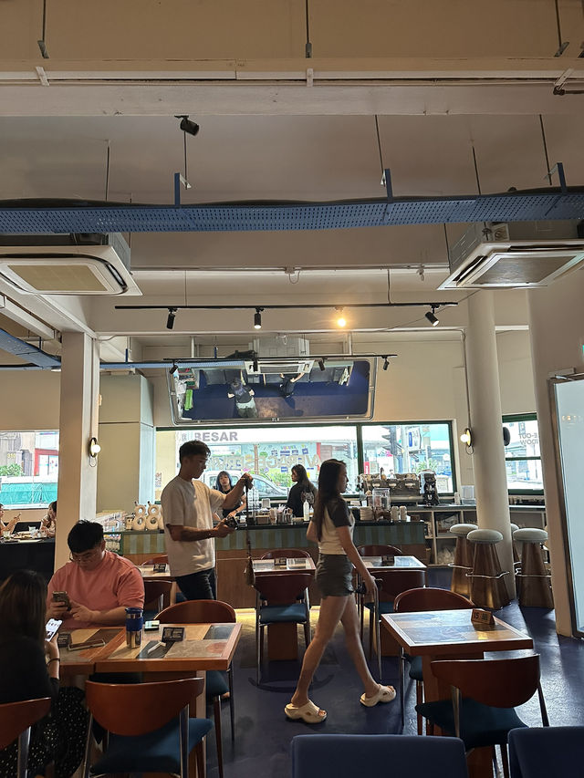 Discovering “Average Service”: A Trendy Café Experience in Singapore 🇸🇬 