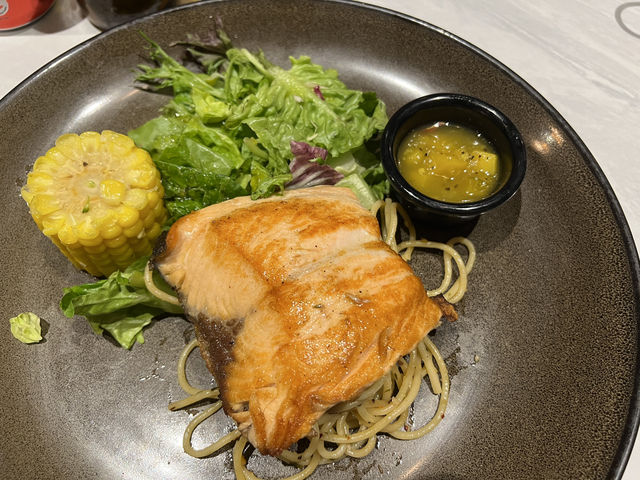 🍽️ Dinner at COLLIN’S® Marina Square – Hearty Plates, Laid-Back Vibes