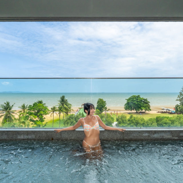 ที่พักสุดหรูริมหาดนาจอมเทียน สระฯลอยฟ้าสวยปัง 🏖️