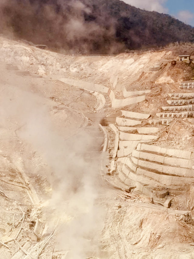 🌋「冒著煙霧的火山谷，探索地熱的神秘力量。」