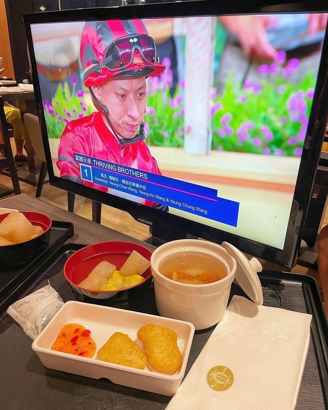 Happy Valley Racecourse - Superb restaurant in the atmosphere of Running Horse