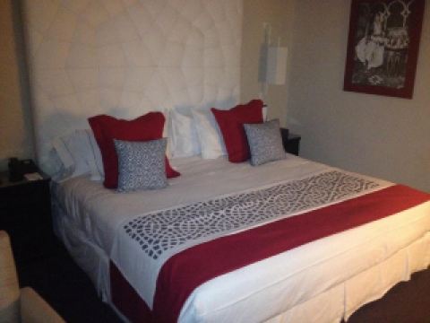 🏰 體驗摩洛哥建築的優雅。

步入哈桑宮酒店 (La Tour Hassan Palace)，首先映入眼簾的是經典的奢華，以及溫暖的金色和深棕色調。飯店的每個角落都宛如藝術品，值得您駐足拍照。

🛏️ 溫馨客房

寬敞的客房配有柔軟的床鋪、各式枕頭以及採光充足的大窗戶，營造出輕鬆舒適的居家氛圍。毛巾和盥洗用品均為全新。

🍽️ 不容錯過的美味佳餚。

飯店餐廳提供豐富多樣的本地和國際美食。新鮮食材與精緻擺盤完美融合，每一口都令人回味無窮。

🌿 放鬆身心的公共區域和水療中心

寬敞的泳池掩映在綠樹和摩洛哥風格的花園中。水療中心提供各種按摩和護理服務，讓您身心煥然一新。

🛣️ 交通便利

從機場出發：搭乘計程車僅需 15 分鐘，或選擇飯店的接駁車服務。

從火車站/巴士站出發：搭乘計程車約 10-15 分鐘。

飯店地理位置優越，方便前往舊市場和博物館等主要景點。

🌟 入住體驗

每次入住都倍感溫馨，細節之處展現用心。服務熱情友好，環境寧靜舒適，展現奢華風格。讓您賓至如歸。

#摩洛哥風情 #奢華住宿 #舒適休憩 #時尚旅行 #隱秘瑰寶 #哈桑塔體驗 #旅行心願 #文化奢華 #放鬆身心 #美照滿滿