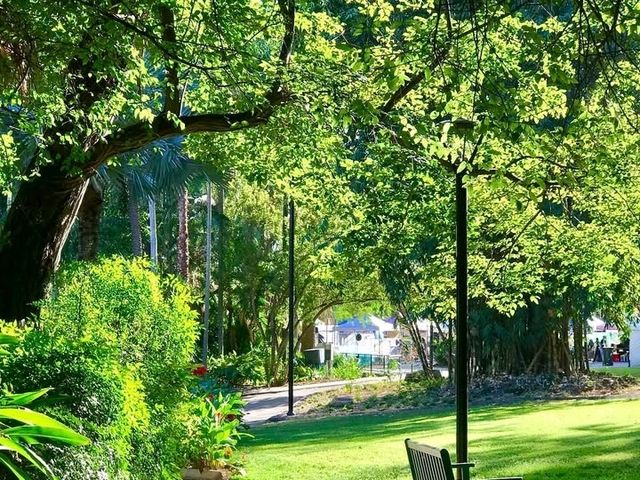 Beautiful park excellent for walking, nature, birdwatching and relaxing. Not many flowers more landscapes and beautiful trees.