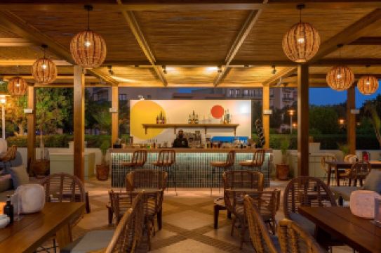 🕌✨阿里帕夏酒店－阿拉伯海濱魅力，從踏入的那一刻起，您便會愛上它✨🌊

#埃及旅行 #精美飯店評論 #阿里帕夏飯店 #海濱住宿 #舒適旅行

如果您正在尋找充滿阿拉伯風情，又兼具輕鬆海濱氛圍的住宿，阿里帕夏酒店絕對是您的理想之選💙

踏入飯店的那一刻，您會不由自主地發出「哇…彷彿置身於另一個世界」的感嘆。從溫暖的色調、摩洛哥-埃及風格的裝飾，到令人神清氣爽的海風🌬️，這家酒店處處都體現著精緻的細節，讓您的旅程更加迷人。

🌟氛圍與客房－簡約而不失魅力

🏡客房雖不奢華，卻舒適乾淨，讓您彷彿置身於海邊的家。

🛏️床鋪舒適無比，確保您擁有酣暢的睡眠。

🌅 部分客房可欣賞港口和大海的迷人景色－雖然並非壯麗無比，卻別具浪漫情調。

❄️ 空調冷氣效果極佳，水壓強勁－一切正常。

我最喜歡的是它的簡約風格。但您能感受到飯店對細節的用心——所有物品都擺放得恰到好處，不多不少。如果您喜歡溫馨舒適、氛圍宜人而非奢華的住宿環境，這裡絕對是您的理想之選！ 😊

🌴 設施齊全－應有盡有。

🏖️ 步行幾步即可到達中央海灘區。

🏊♂️ 飯店設有小型泳池，讓您放鬆身心。

💆 附近有按摩店。

☕ 飯店周圍有許多咖啡館，讓您可以休閒放鬆。

👣 您可以安全浪漫地漫步於碼頭。

📍✨ 附近必遊景點：

🔹 阿布提格碼頭 – 步行幾分鐘即可到達。

碼頭景色迷人，氣氛宜人，令人流連忘返。

這裡是拍照的絕佳地點，晚上還有餐廳、咖啡廳和酒吧供您放鬆身心。 🍹✨

🔹 埃爾古納海

海水顏色如同精心調配的調色盤－清澈的藍色和翠綠色交相輝映。每一張照片都美不勝收。 📸

🔹 古納圖書館

這座別緻的圖書館是熱愛寧靜之人的理想選擇。氛圍溫馨舒適。我在這裡度過了一個愉快的下午，靜靜地閱讀。

🔹 埃爾古納市中心

這是一個充滿魅力的街區，遍布紀念品商店和當地餐廳，無論白天還是夜晚，都值得漫步其中。

🔹 精彩活動推薦：

⛵ 浮潛

🏄♂️ 帆板衝浪

🚤 派翠克遊船之旅

說實話，我玩了一整天，都不想回房間！

💬 入住體驗總結：

阿里帕夏酒店雖然不是五星級豪華酒店，但卻充滿了「真誠與溫暖」。如果您喜歡復古風格、簡約而不失個性，並且希望方便前往埃爾古納所有景點的酒店——您一定會像我們一樣愛上這裡💗

這裡非常適合想要漫步、品嚐美食、在港口邊放鬆身心的人…

這家旅館讓我的埃及之旅成為一段難忘的回憶！ 🌙✨