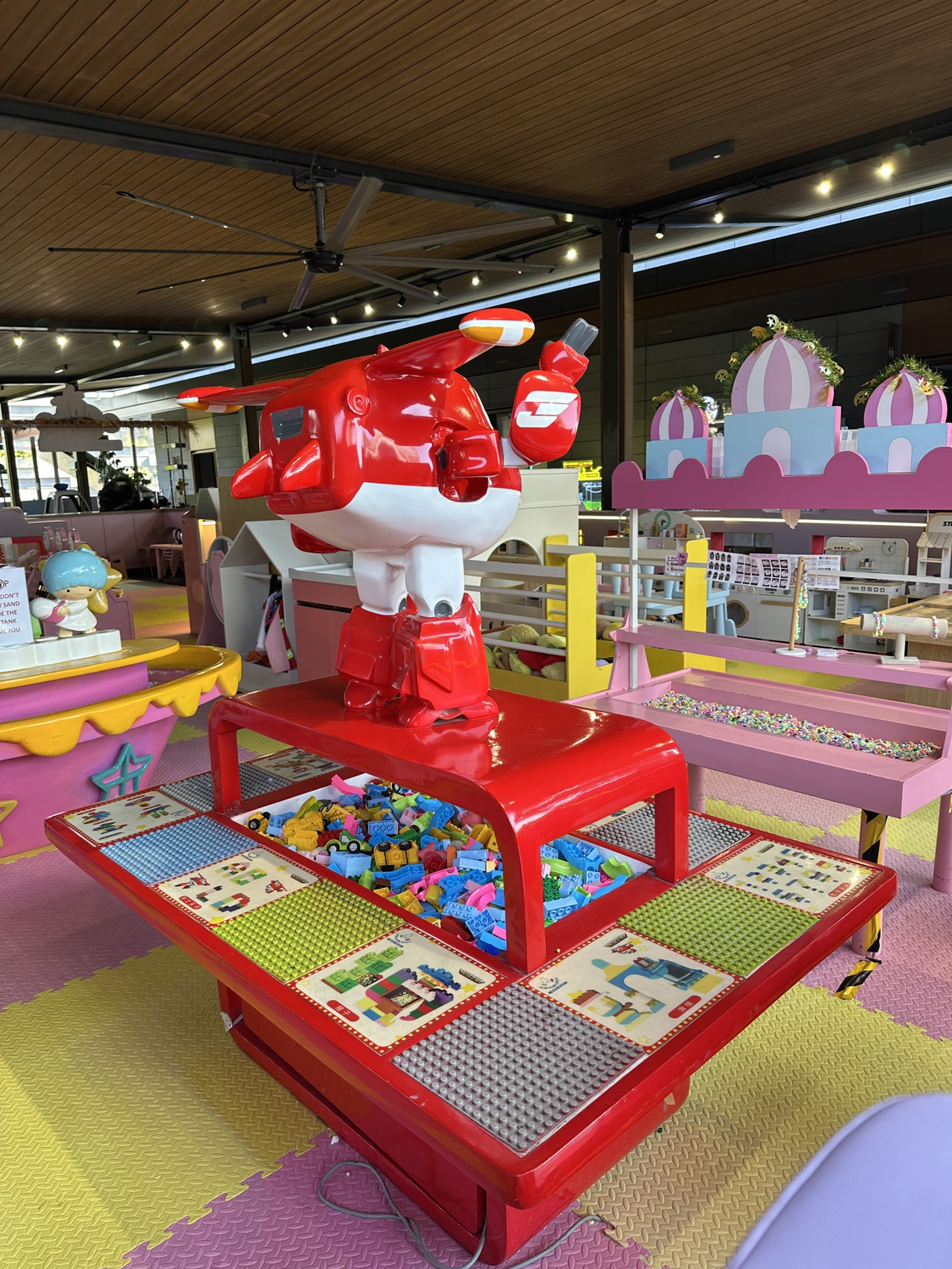 Tepat di sebelah taman bermain anak-anak di TRX Mall, Anda akan menemukan jalan mobil super lucu ini! 🚗✨ Jujur saja, tempat ini adalah impian setiap anak yang menjadi kenyataan—ada begitu banyak hal yang bisa dilakukan!

Mulai dari stasiun makeup glamor (halo, penata gaya mini! 💄) hingga permainan memancing, sudut mewarnai, dan bahkan mini supermarket untuk para shopaholic kecil, tempat ini penuh dengan aktivitas lucu yang akan membuat anak-anak benar-benar terhibur. Suasananya? Benar-benar ajaib, dengan kios permen berwarna pink dan dekorasi kartun di mana-mana—terlalu lucu untuk dilewatkan! 🍬🦄

Jika Anda berada di Kuala Lumpur bersama si kecil, taman bermain dalam ruangan ini benar-benar tempat yang wajib dikunjungi.

Detail Lokasi:
TRX City Park
Level 3 Park Level, Plaza The Exchange TRX, Persiaran TRX, Tun Razak Exchange, 55188 Kuala Lumpur, Wilayah Persekutuan Kuala Lumpur, Malaysia
Buka setiap hari: 07.30–22.00

Baik Anda hanya sekadar mampir atau merencanakan sehari penuh di kota, tempat ini adalah destinasi wajib bagi keluarga yang menyukai kesenangan. Siap-siap untuk keimutan tanpa batas!