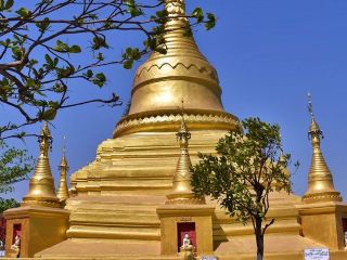 アカウタウンの崖、別名「税関の崖」。ここは境界線。