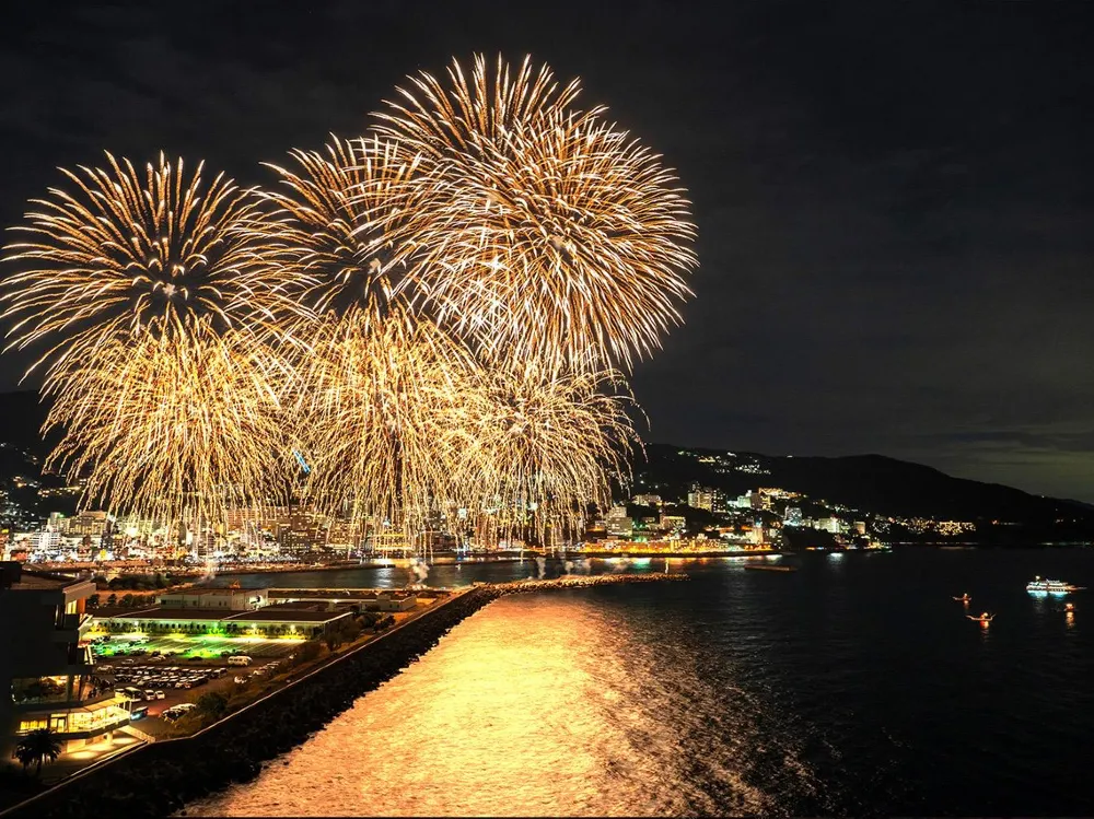 熱海海上花火大会は、驚くほど身近に感じられる体験の一つです。