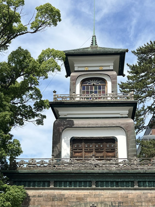 沐浴在晨光中閃閃發亮的彩色玻璃。