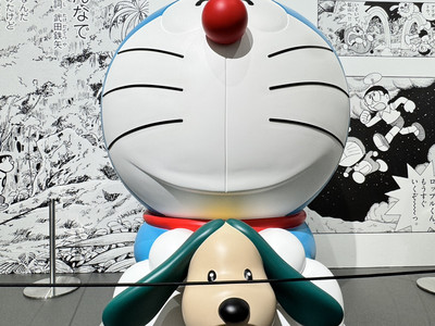 東京特別展おすすめ】村上隆が青いネコ型ロボットと出会ったら！「THE