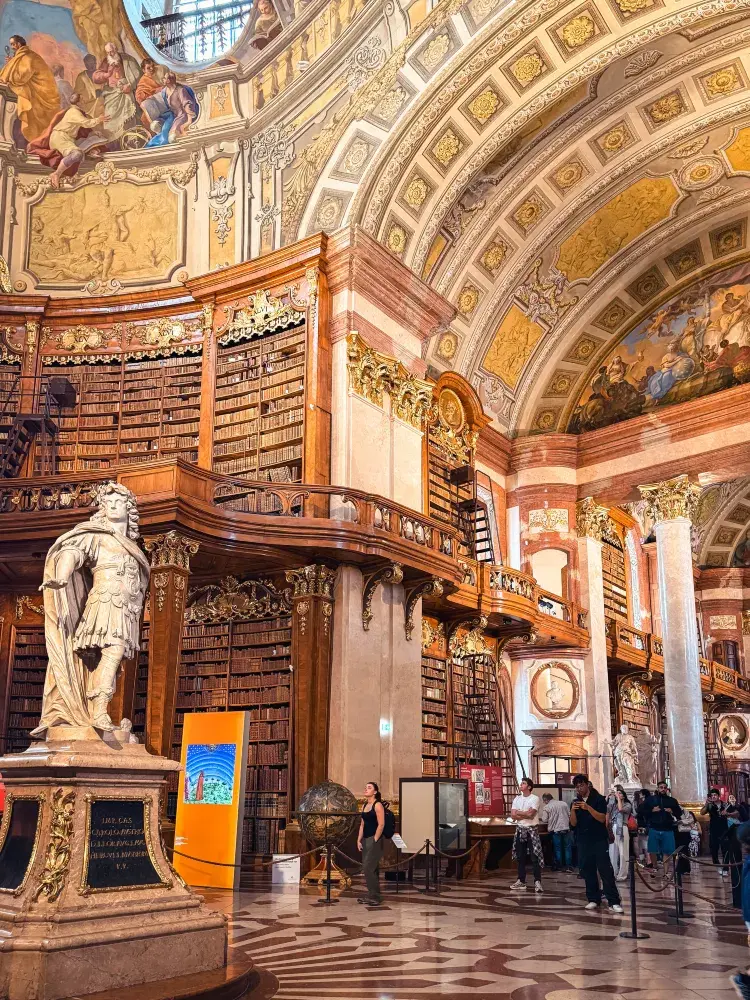 世界で最も美しい図書館 - オーストリア国立図書館。