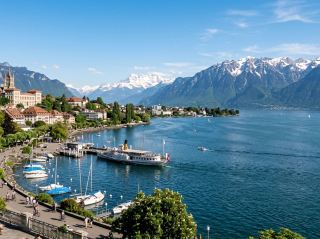  : รีวิวเที่ยวโลซานน์ (Lausanne) 🇨🇭🏔️
เมืองสวยริมทะเลสาบเจนีวา บรรยากาศผ่อนคลาย มีวิวเทือกเขาแอลป์เป็นฉากหลัง และมีเมืองเก่าที่เต็มไปด้วยเสน่ห์
📍 สถานที่แนะนำ
Lake Geneva & Ouchy ⭐⭐⭐⭐⭐
ย่านริมทะเลสาบที่เหมาะสำหรับเดินเล่น ชมวิวภูเขา และพักผ่อนริมฝั่ง โดยเฉพาะช่วงพระอาทิตย์ตก
Lausanne Cathedral ⭐⭐⭐⭐⭐
มหาวิหารเก่าแก่สไตล์โกธิก ตั้งอยู่บนเนินเขา สามารถชมวิวเมืองและทะเลสาบจากบริเวณโดยรอบได้อย่างสวยงาม
Lausanne Old Town ⭐⭐⭐⭐⭐
เมืองเก่าที่มีถนนลาดชัน อาคารประวัติศาสตร์ ร้านค้า และคาเฟ่ เหมาะสำหรับเดินเที่ยวและถ่ายรูป
Lavaux Vineyards ⭐⭐⭐⭐⭐
ไร่องุ่นริมทะเลสาบที่มีวิวสวยมาก สามารถมองเห็นทะเลสาบเจนีวาและเทือกเขาแอลป์ เป็นอีกหนึ่งจุดที่ไม่ควรพลาด
🗓 แผนการเดินทาง
วันที่ 1
เดินเที่ยว Lausanne Old Town
ชม Lausanne Cathedral
เดินเล่นตามถนนเมืองเก่า
ลงไปเที่ยวบริเวณ Ouchy
ช่วงเย็นชมพระอาทิตย์ตกริม Lake Geneva
วันที่ 2
เที่ยว Lavaux Vineyards
ชมวิวทะเลสาบและเทือกเขาแอลป์
เดินเล่นตามไร่องุ่น
กลับมาเที่ยวริมทะเลสาบช่วงเย็น
⭐ ความประทับใจ
โลซานน์เป็นเมืองที่มีเสน่ห์มาก เพราะได้ทั้งบรรยากาศเมืองเก่าและธรรมชาติริมทะเลสาบในทริปเดียว วิว Lake Geneva ที่มีเทือกเขาแอลป์อยู่ไกล ๆ เป็นภาพที่สวยและผ่อนคลายมาก โดยเฉพาะบริเวณ Ouchy และ Lavaux ที่เหมาะกับการถ่ายภาพ ส่วนเมืองเก่าที่ตั้งอยู่บนเนินก็มีถนนและอาคารเก่าแก่ที่ให้บรรยากาศแบบยุโรปคลาสสิก
⭐ คะแนน
ความสวยงาม : 10/10
บรรยากาศ : 9.9/10
การเดินทาง : 9.7/10
ความคุ้มค่า : 9.6/10
คะแนนรวม : 9.8/10
"โลซานน์คือเมืองที่ผสมผสานความงามของเมืองเก่า ทะเลสาบ และเทือกเขาแอลป์ได้อย่างลงตัว เป็นเมืองที่เหมาะกับการเดินเล่นช้า ๆ และเก็บภาพความสวยงามของสวิตเซอร์แลนด์"
#TripMoments #Lausanne #Switzerland #VisitLausanne #LakeGeneva #SwissAlps #LausanneCathedral #Ouchy #Lavaux #TravelSwitzerland #TripcomCreator #เที่ยวสวิตเซอร์แลนด์ #เที่ยวโลซานน์ #ทะเลสาบเจนีวา #SwissTravel #TravelPhotography #Wanderlust 