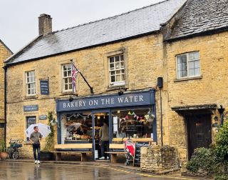 Hidden Gem Bakery Next to Bourton-on-the-Water’s River Views 🥐🌊