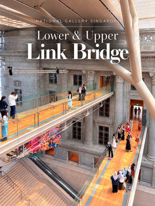 Lower Link Bridge & Upper Link Bridge 🌉🏛️

อีกหนึ่งมุมที่น่าสนใจภายใน National Gallery Singapore คือทางเชื่อมสองระดับอย่าง Lower Link Bridge และ Upper Link Bridge ที่พาดผ่านโถงขนาดใหญ่ของอาคาร

สะพานทั้งสองเชื่อมพื้นที่ของอาคารเข้าหากัน พร้อมเปิดมุมมองให้เห็นสถาปัตยกรรมโดยรอบแบบเต็ม ๆ ทั้งผนังหินสีเทา เสาคลาสสิก และโครงสร้างสีขาวขนาดใหญ่ที่แตกแขนงขึ้นไปใต้หลังคา

สิ่งที่ชอบที่สุดคือ Upper Link Bridge เพราะจากด้านบนสามารถมองลงมายังโถงกลาง เห็นทางเดินหลายระดับ บันได และผู้คนที่กำลังเดินชมแกลเลอรี กลายเป็นภาพที่มีทั้งมิติและ movement อยู่ในเฟรมเดียว

ส่วน Lower Link Bridge ให้ความรู้สึกใกล้ชิดกับพื้นที่มากกว่า เหมาะกับการเดินชมรายละเอียดของอาคารและมองย้อนขึ้นไปยังโครงสร้างหลังคา ซึ่งมีแสงธรรมชาติส่องผ่านเป็นลวดลายสวยตลอดวัน

📍 National Gallery Singapore
📸 ภาพถ่ายจากต้นฉบับที่ถ่ายด้วยตัวเอง

#NationalGallerySingaporepore #Singapore #Architecture #ArtMuseum #มือสมัครเที่ยว