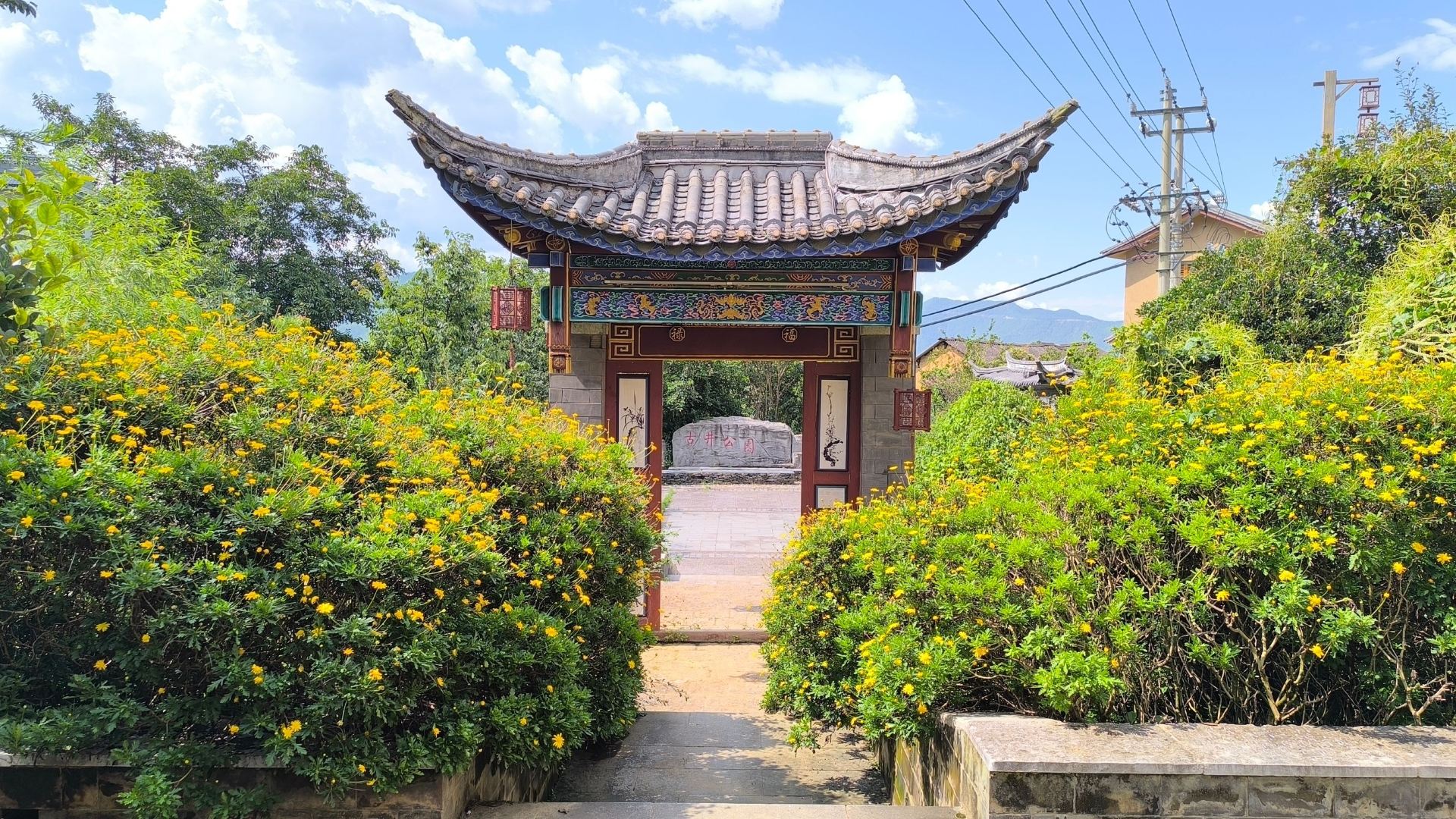【臨滄/鳳青】從觀景台上俯瞰全景！保留著茶馬古道遺跡的「廬石古鎮」的奇妙景色盡收眼底。