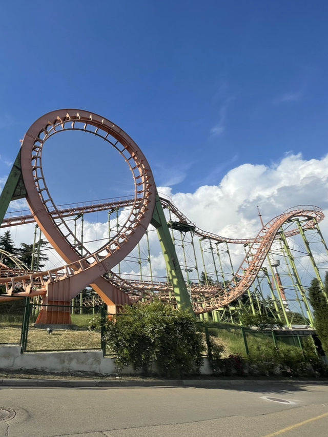 【ジョージア🇬🇪/丘の上の遊園地『ムタツミンダ公園⛲️』】