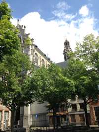 Antwerp is the city of the thrown hand. 