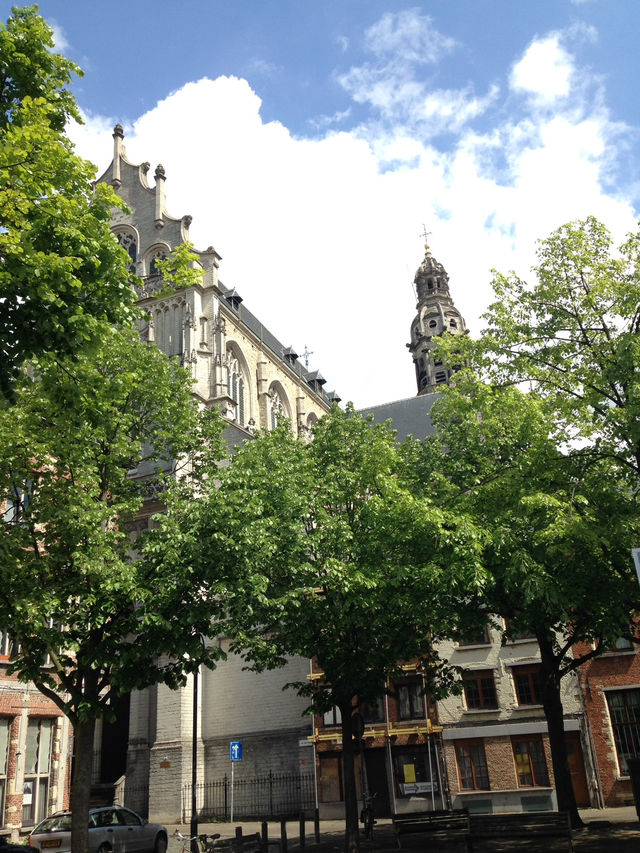 Antwerp is the city of the thrown hand. 