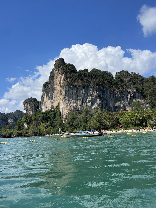 🌴 หาดไร่เลย์ กระบี่ – หนีเมืองมาปล่อยใจ