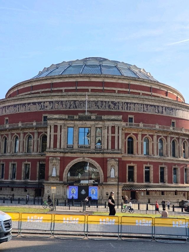 Royal Albert Hall: A Parabolic Crown of Culture