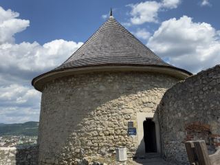 🏰✨ ปราสาทTRENCÍN — อัญมณีแห่งยุคกลางเหนือเมือง