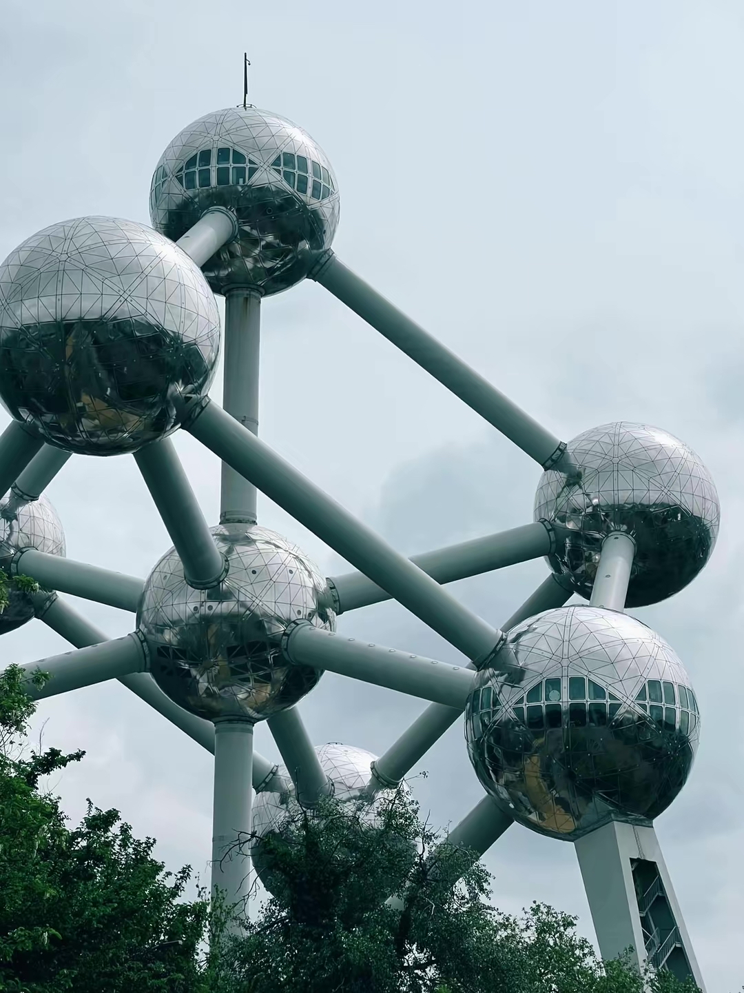 Bukan sekadar objek wisata... tetapi sepotong sejarah yang berdiri 102 meter di atas Brussels.