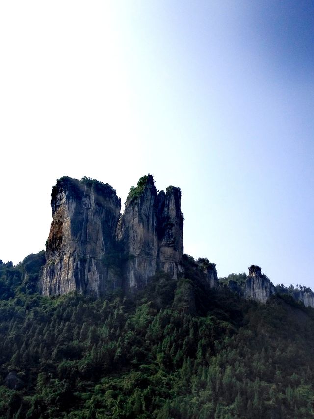 鳥驚飛，魚躍游，遠眺清江雲霧稠--清江河上