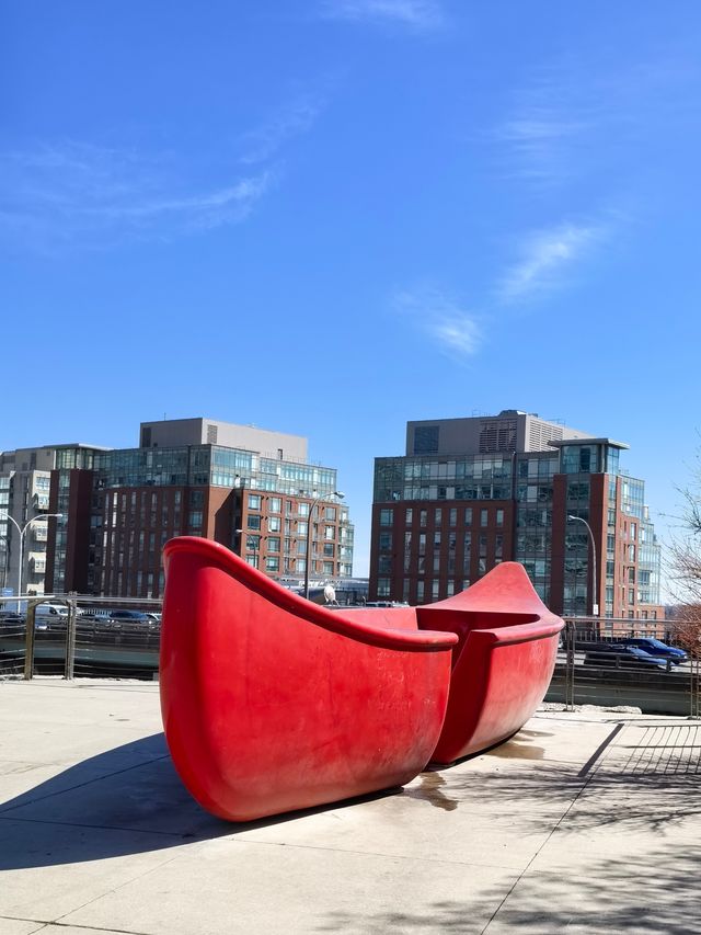獨木舟登陸公園：坐在紅色獨木舟上，可以拍出與CN塔同框的美照