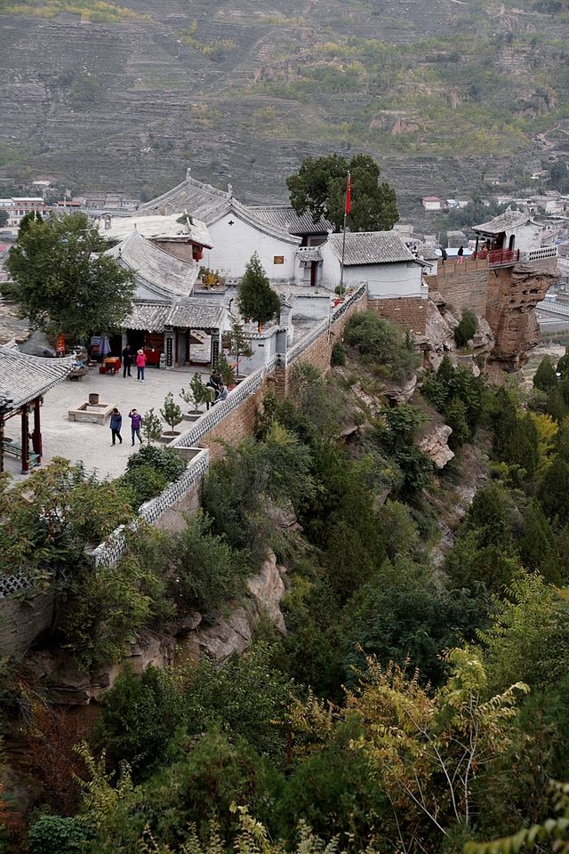 世界上建在懸崖絕壁黃河邊的寺廟，僅此一個
