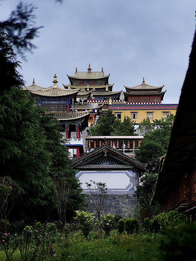 指雲寺位於拉市海旁，是麗江五大寺之一