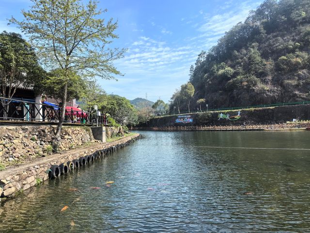 　"探秘情人谷：邂逅浪漫之旅"　。