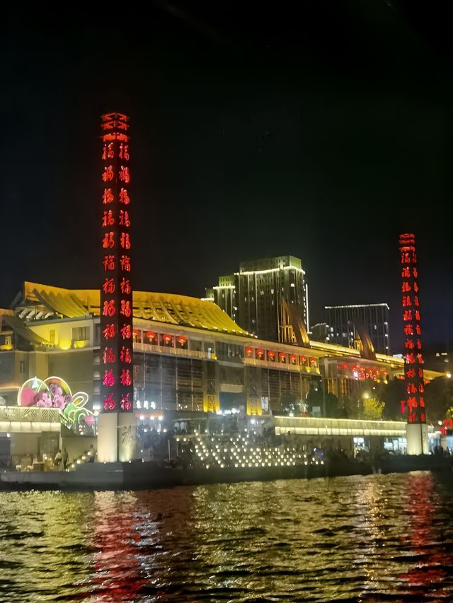乘船夜游天津站碼頭