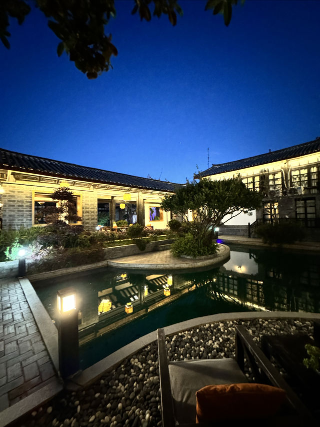 束河這家民宿韻味十足，夜景出片，寂靜的氛圍感十足！