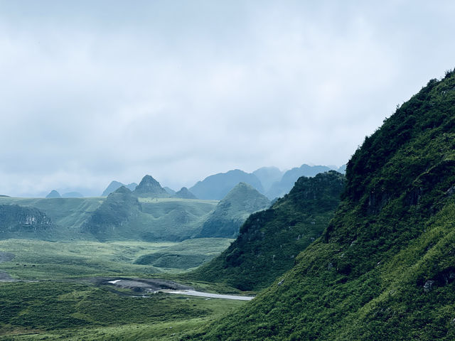 雨霧中的阿西里西韭菜花坪，不用濾鏡就能拍出的山水畫