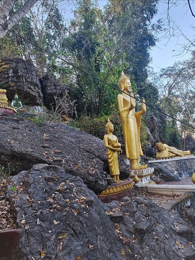 與佛光同塵的慢旅行，與晨霧交織的朝聖