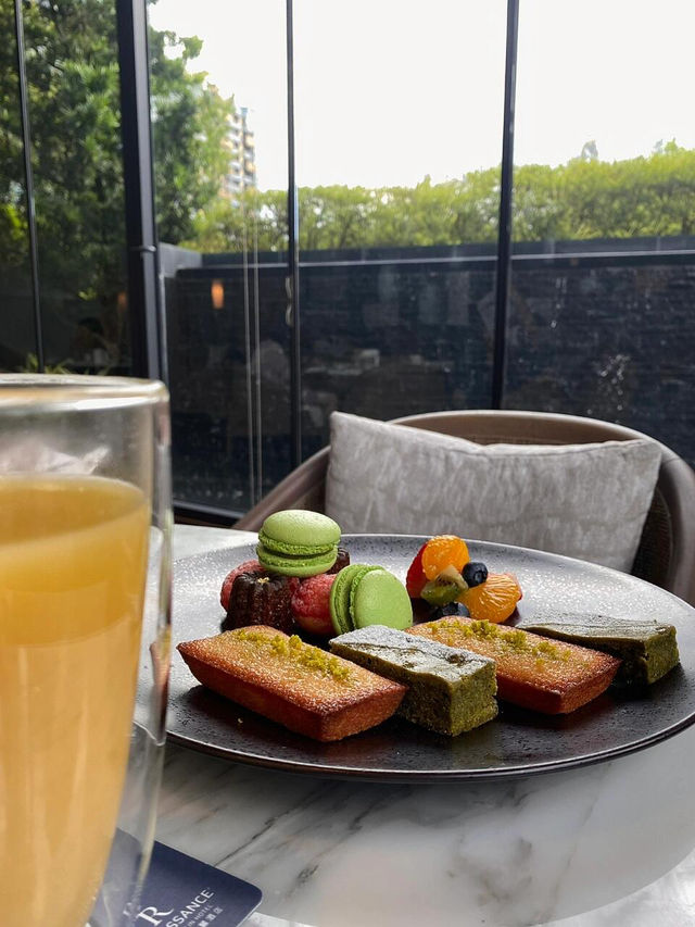 台北士林萬麗酒店｜把陽明山景泡進泳池的愜意時光🏊‍♂️🌿