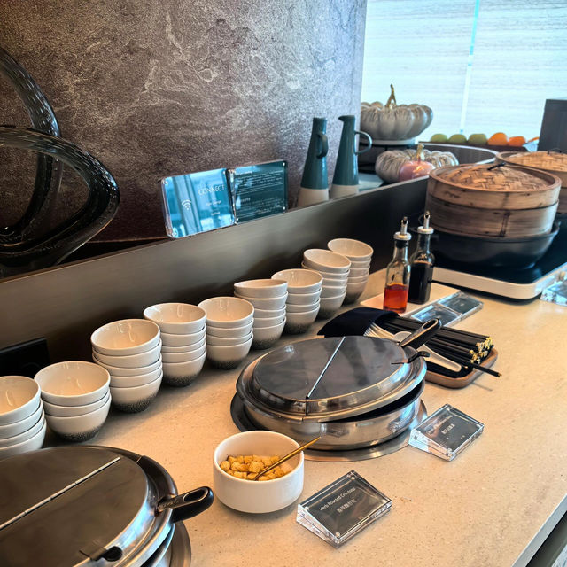 香港機場挖到寶！新開Kyra貴賓室人少景美美食爆多😍