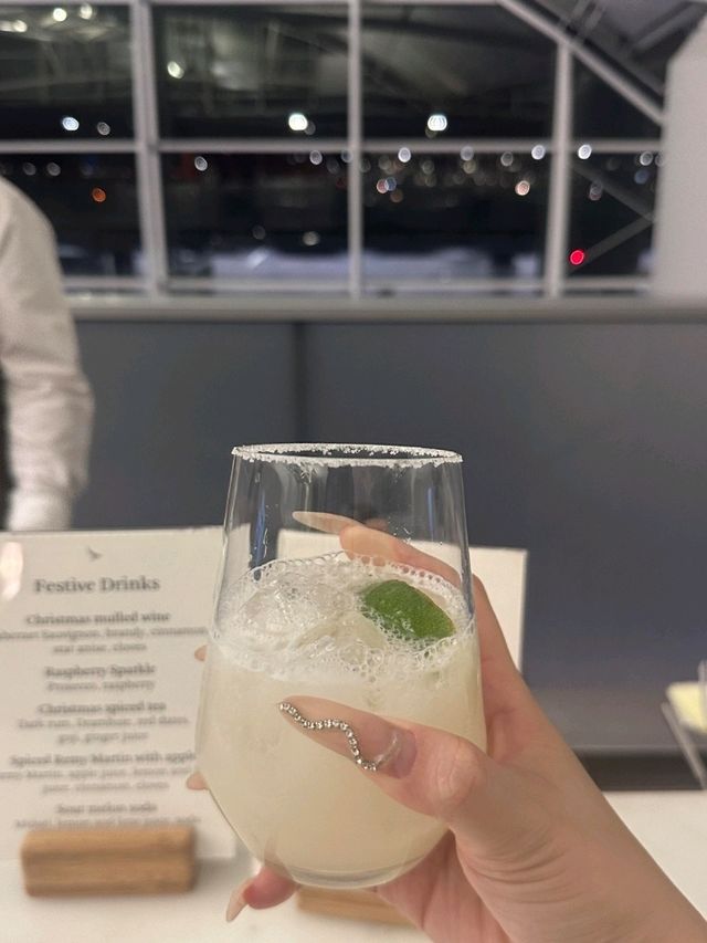✨香港機場The Wing休息室｜藏在1號閘口的日落酒吧秘境🌅