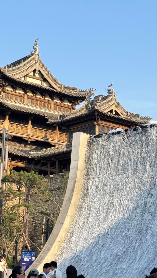鹽官潮牆堪比小型瀑布