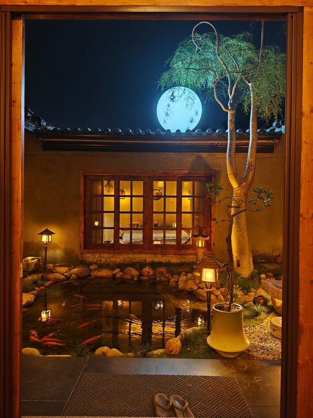 呢間小院真係靚到爆，氣氛滿分