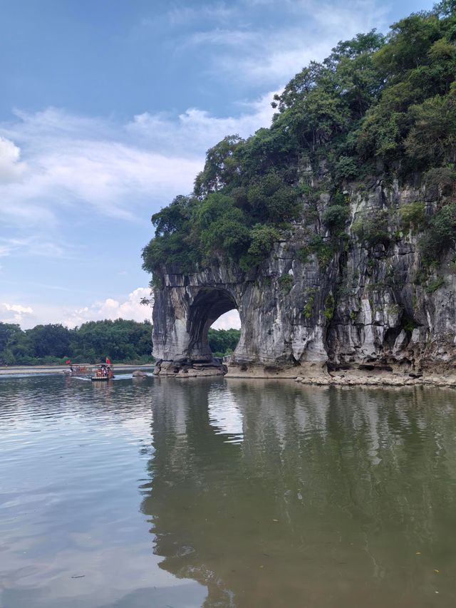踏入桂林象鼻山景區，恍如誤闖入大自然精心雕琢嘅夢境。