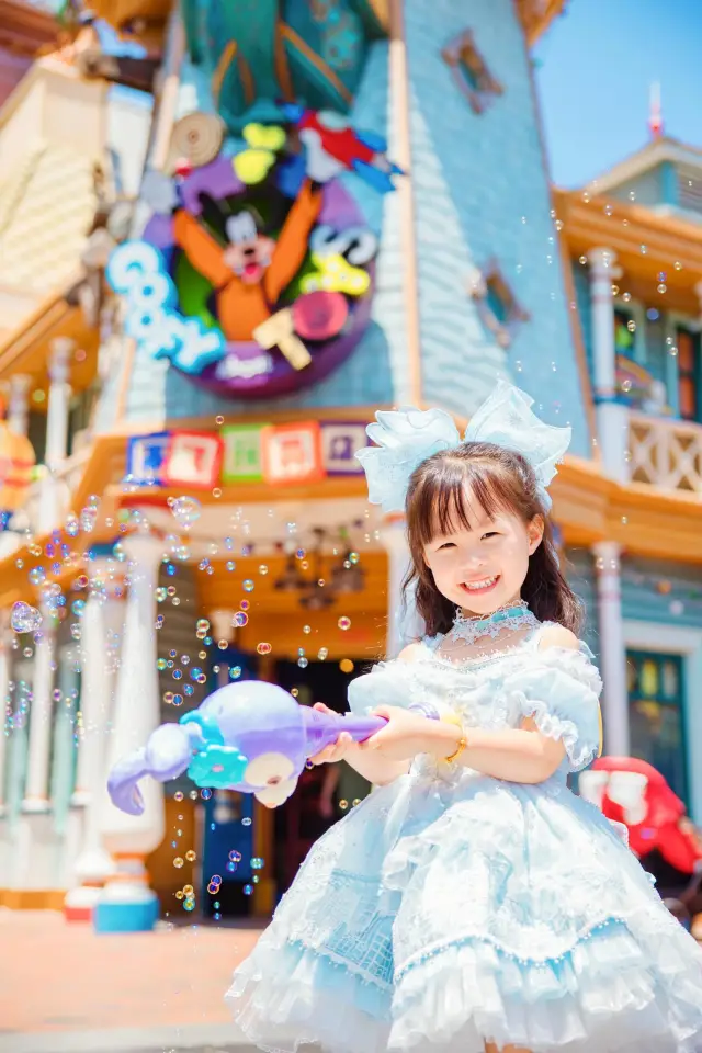 Taking your baby to Shanghai Disneyland? You must hire a photographer!