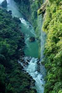 8月馬嶺河：千瀑漂流×地縫奇觀×苗家酸湯全攻略